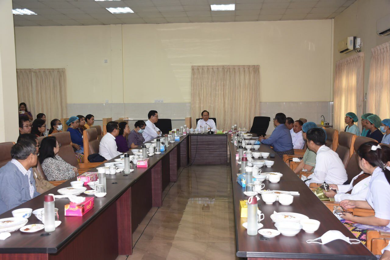 ကျန်းမာရေးဝန်ကြီးဌာန ပြည်ထောင်စုဝန်ကြီး ပါမောက္ခဒေါက်တာသက်ခိုင်ဝင်း နေပြည်တော်ပြည်သူ့ဆေးရုံကြီး(ခုတင်-၁၀၀၀)၌ ပထမအကြိမ် ကျောက်ကပ်အစားထိုးခွဲစိတ်ကုသမှုဆောင်ရွက်ခဲ့သော လူနာများအား ကြည့်ရှုအားပေး