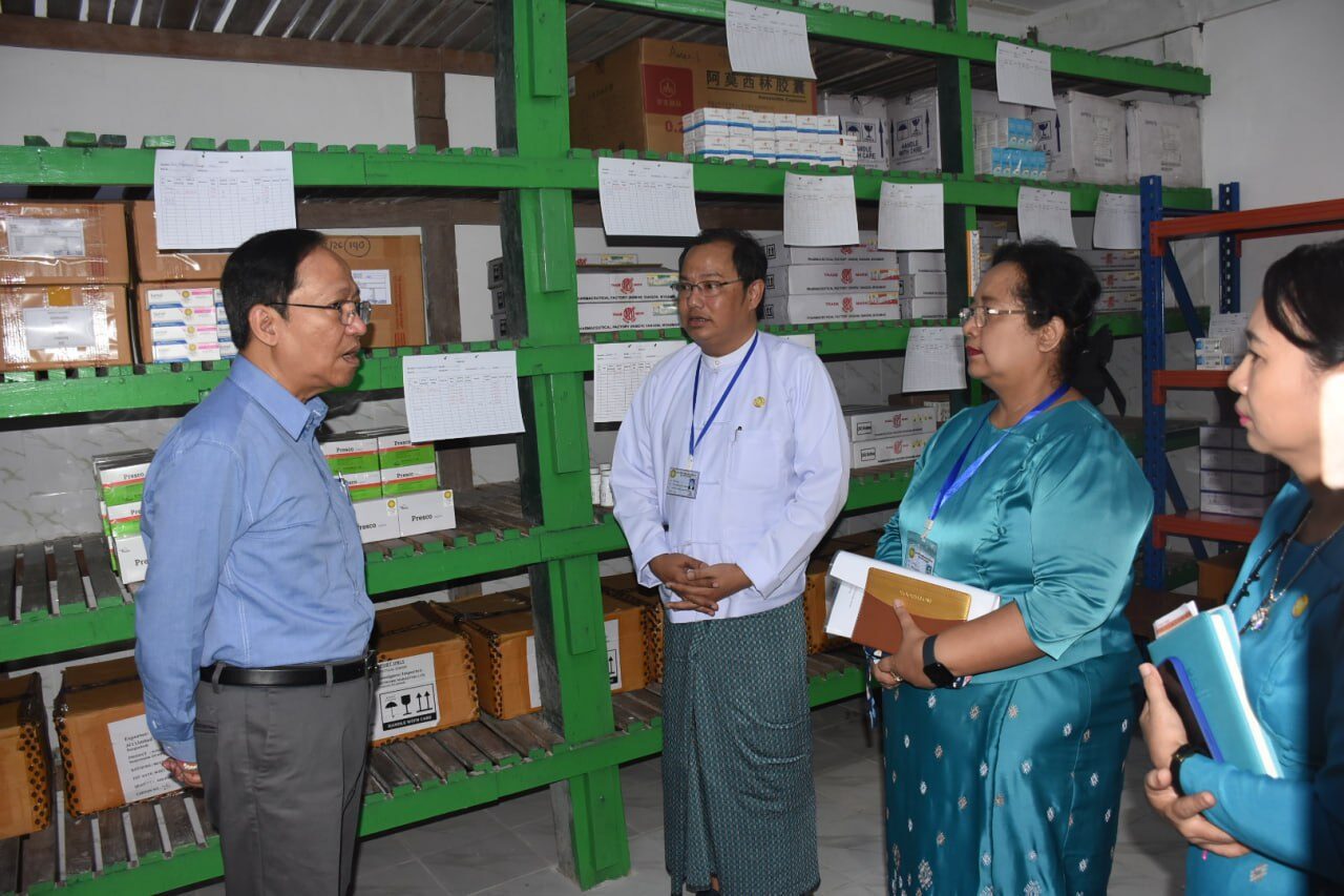 ကျန်းမာရေးဝန်ကြီးဌာန ပြည်ထောင်စုဝန်ကြီး ပါမောက္ခဒေါက်တာသက်ခိုင်ဝင်း ဒေသန္တရကျန်းမာရေးဌာန (Urban Health Centre-UHC) များသို့ သွားရောက်ကြည့်ရှုစစ်ဆေး