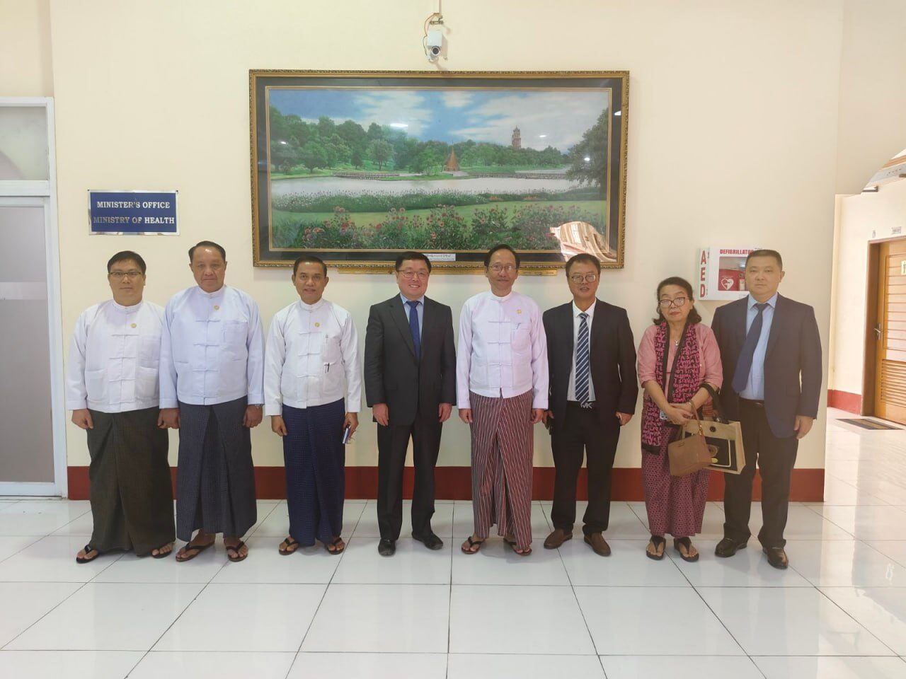 ကျန်းမာရေးဝန်ကြီးဌာန၊ ပြည်ထောင်စုဝန်ကြီး ဒေါက်တာသက်ခိုင်ဝင်းအား တရုတ်နိုင်ငံ ပေကျင်းဟုန်ဖန်းရင်းနှီးမြှုပ်နှံမှုကုမ္ပဏီလိမိတက်မှ MR. ZHOU XIAOFENG ဦးဆောင်သည့်ကိုယ်စားလှယ်အဖွဲ့မှ လာရောက်တွေ့ဆုံ