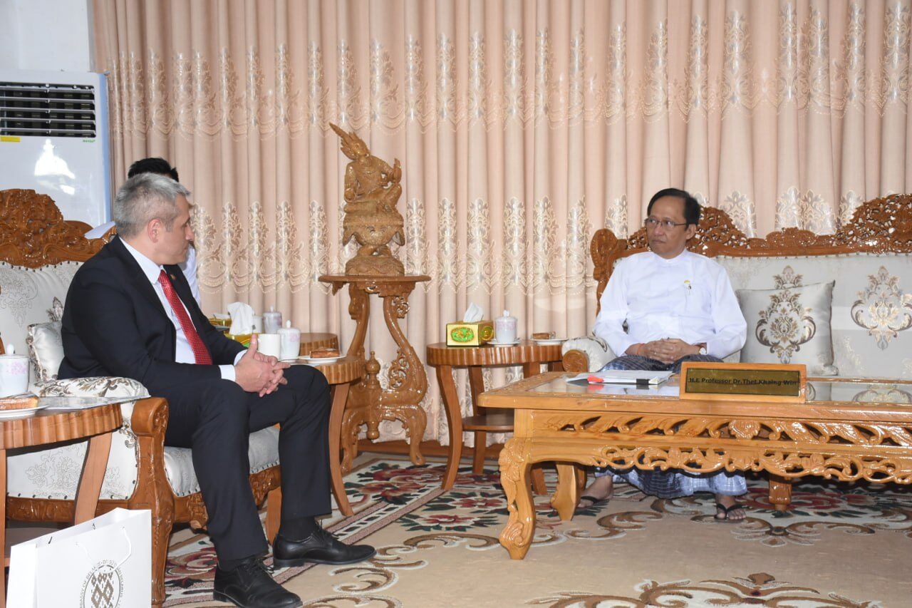 ကျန်းမာရေးဝန်ကြီးဌာန၊ ပြည်ထောင်စုဝန်ကြီးဒေါက်တာသက်ခိုင်ဝင်းမှ ဗီယက်နမ်နိုင်ငံ၊ဟနွိုင်းမြို့အခြေစိုက်၊ ဘယ်လာရုစ်နိုင်ငံသံရုံးမှ သံအမတ်ကြီး မစ္စတာ အူလာဇမီယာ ဘာရာဗီကူ ခေါင်းဆောင်သောကိုယ်စားလှယ်အဖွဲ့အား လက်ခံတွေ့ဆုံ