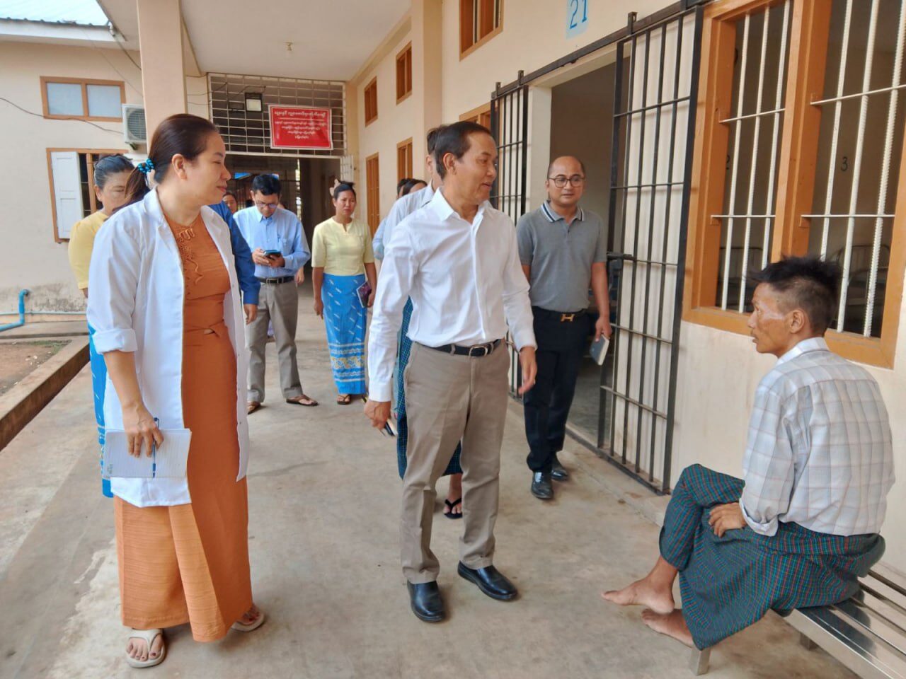 ကျန်းမာရေးဝန်ကြီးဌာန၊ ဒုတိယဝန်ကြီး ပါမောက္ခ ဒေါက်တာအေးထွန်းသည် စိတ်ကျန်းမာရေးဆေးရုံကြီး၊ မန္တလေးမြို့သို့သွားရောက်၍ ငလျင်ဒဏ်ကြောင့် ထိခိုက်ပျက်စီးခဲ့သည့် ရုံးအဆောက်အဦများ၊ ကုသရေးဆောင်များအား လှည့်လည် ကြည့်ရှု