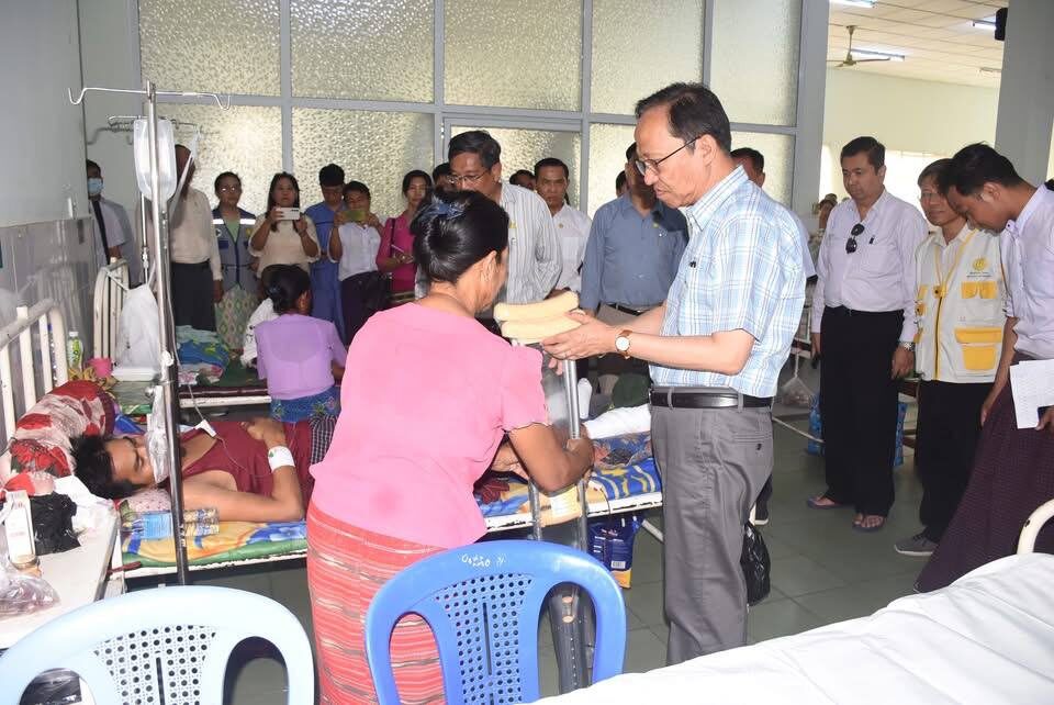 ကျန်းမာရေးဝန်ကြီးဌာန ပြည်ထောင်စုဝန်ကြီး ပါမောက္ခဒေါက်တာသက်ခိုင်ဝင်း နေပြည်တော်ပြည်သူ့ဆေးရုံကြီး (ခုတင်-၁၀၀၀) ၊ ရွှေကြာပင်ယာယီဆေးရုံနှင့် ပေါင်းလောင်းယာယီဆေးရုံတို့တွင် ငလျင်ဘေးဒဏ်ကြောင့်ထိခိုက်ဒဏ်ရာရရှိသူများအား ချိူင်းထောက်များ၊ လေးချောင်းထောက်များနှင့် ဘီးတပ်ကုလားထိုင် ထောက်ပံ့ပေးအပ်