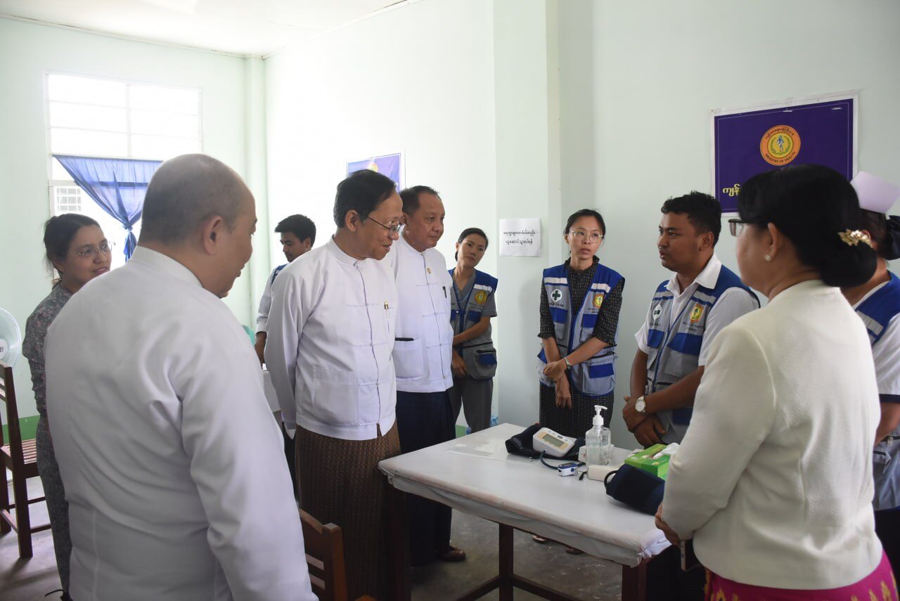 ကျန်းမာရေးဝန်ကြီးဌာန ပြည်ထောင်စုဝန်ကြီး ပါမောက္ခ ဒေါက်တာသက်ခိုင်ဝင်း နိုင်ငံ့ဝန်ထမ်းများအား ပြင်းထန် ဝမ်းပျက်ဝမ်းလျှောရောဂါ ကြိုတင်ဟန့်တားကာကွယ်ဆေး (Ora Vacs) တိုက်ကျွေးနေမှုအား ကြည့်ရှုအားပေး