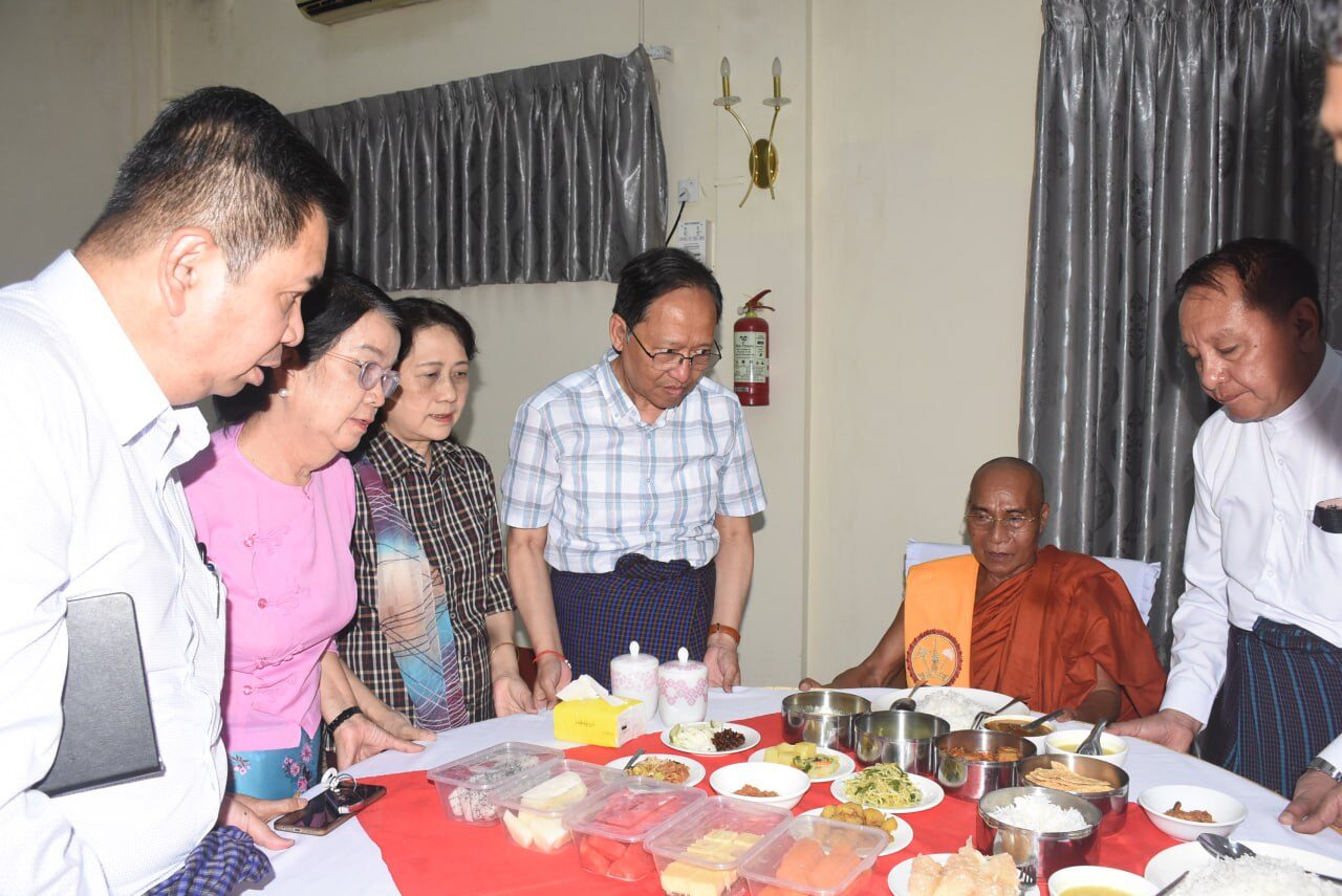 ကျန်းမာရေးဝန်ကြီးဌာန၊ ပြည်ထောင်စုဝန်ကြီး ပါမောက္ခ ဒေါက်တာသက်ခိုင်ဝင်း ကျန်းမာရေးဝန်ထမ်းမိသားစုဝင်များနှင့် လူနာများအတွက် အလှူငွေနှင့် လှူဒါန်းပစ္စည်းများအား လက်ခံ