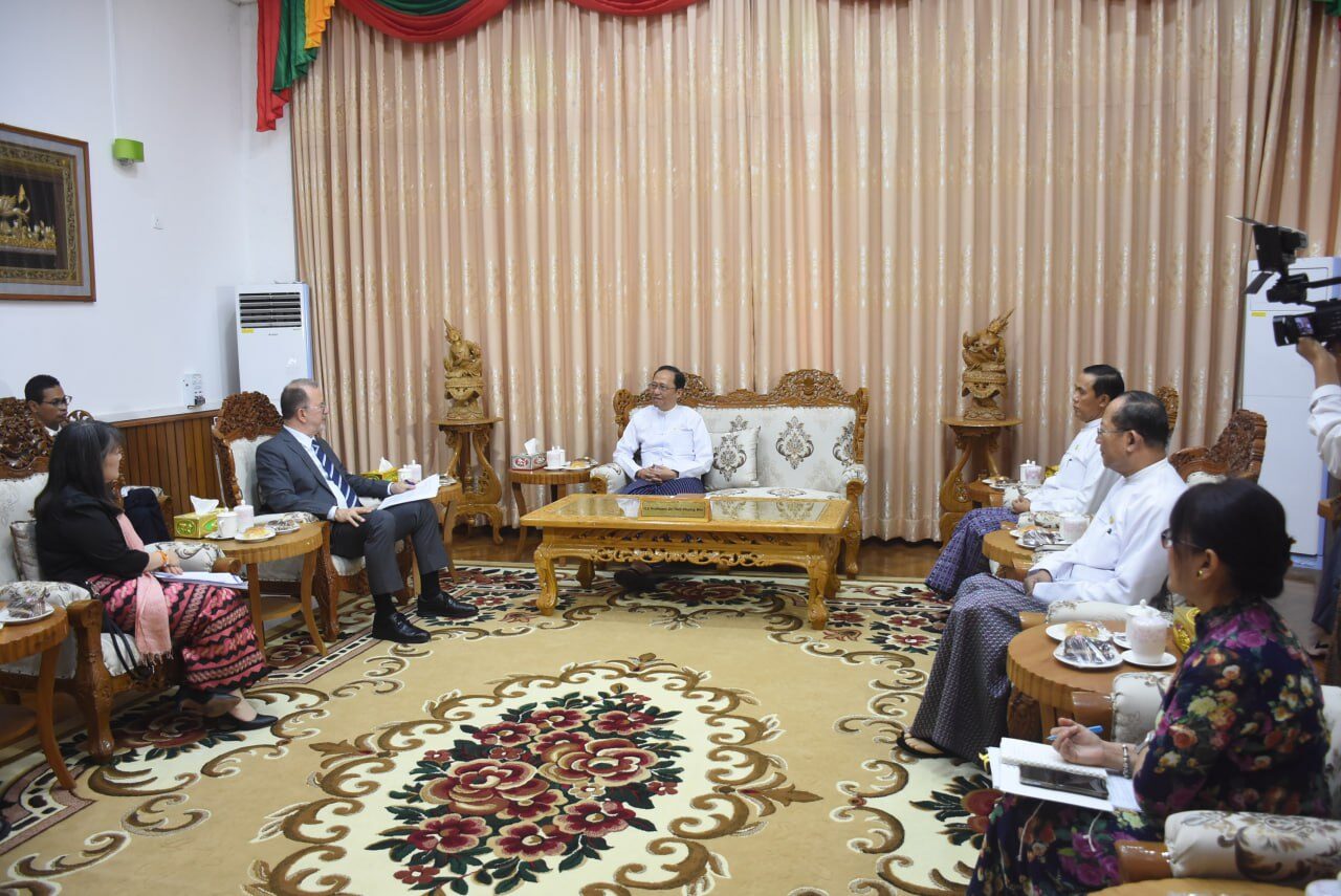 ကျန်းမာရေးဝန်ကြီးဌာန၊ ပြည်ထောင်စုဝန်ကြီး ဒေါက်တာသက်ခိုင်ဝင်းအား ကုလသမဂ္ဂကလေးများရန်ပုံငွေအဖွဲ့ (UNICEF) ရုံးချုပ်မှ ဒုတိယအမှုဆောင်ဒါရိုက်တာ(လူသားချင်းစာနာထောက်ထားမှုဆိုင်ရာဆောင်ရွက်မှုနှင့် ထောက်ပံ့ရေးလုပ်ငန်းများဆိုင်ရာ)ဖြစ်သူ Mr. Edward Chaker Chaiban နှင့်အဖွဲ့မှ လာရောက်ဂါရဝပြုတွေ့ဆုံ