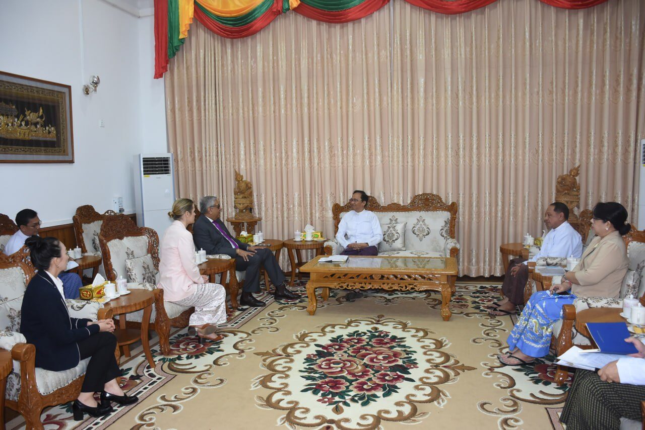 ကျန်းမာရေးဝန်ကြီးဌာန၊ ပြည်ထောင်စုဝန်ကြီးဒေါက်တာသက်ခိုင်ဝင်း ဘန်ကောက်မြို့အခြေစိုက် ကုလသမဂ္ဂစီမံကိန်းဝန်ဆောင်မှုရုံး (UNOPS)၏ အာရှဒေသဆိုင်ရာရုံး၊ ညွှန်ကြားရေးမှူး Mr. Sanjay Mathur အား လက်ခံတွေ့ဆုံ