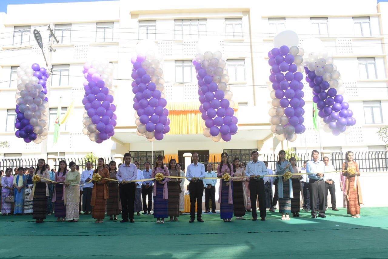 ကျန်းမာရေးဝန်ကြီးဌာန၊ ပြည်ထောင်စုဝန်ကြီး၊ ပါမောက္ခဒေါက်တာသက်ခိုင်ဝင်း၊ ဆေးဝါးတက္ကသိုလ်-ရန်ကုန် “ကံ့ကော်ဆောင်” အဆောက်အဦ ဖွင့်ပွဲ အခမ်းအနားသို့တက်ရောက်