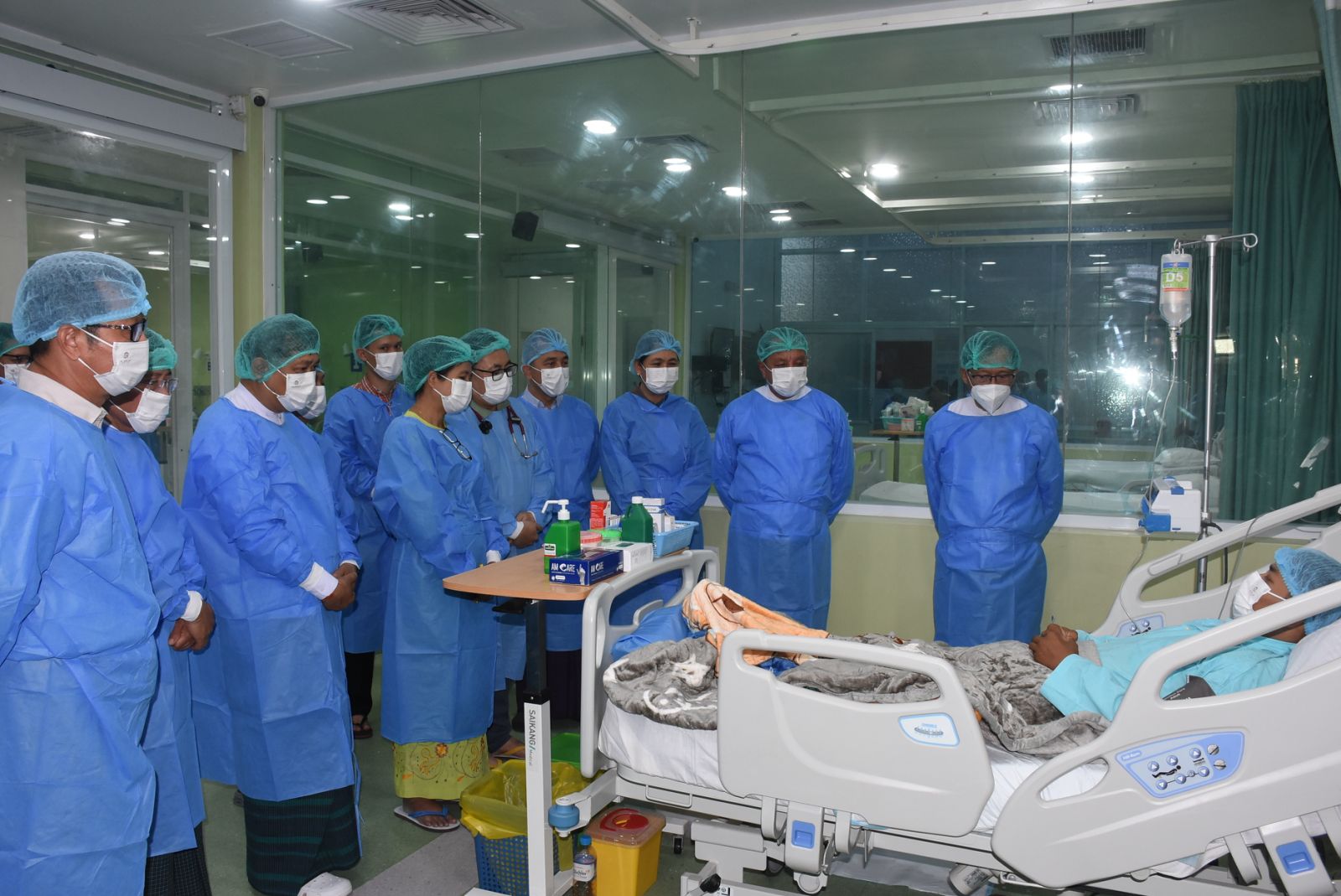 ကျန်းမာရေးဝန်ကြီးဌာန ပြည်ထောင်စုဝန်ကြီး ပါမောက္ခဒေါက်တာသက်ခိုင်ဝင်း နေပြည်တော်ပြည်သူ့ဆေးရုံကြီး(ခုတင်-၁၀၀၀)၌ စတုတ္ထအကြိမ်နှင့် ပဥ္စမအကြိမ် ကျောက်ကပ်အစားထိုးခွဲစိတ်ကုသမှု ဆောင်ရွက်ထားသည့် လူနာများအား ကြည့်ရှုအားပေး