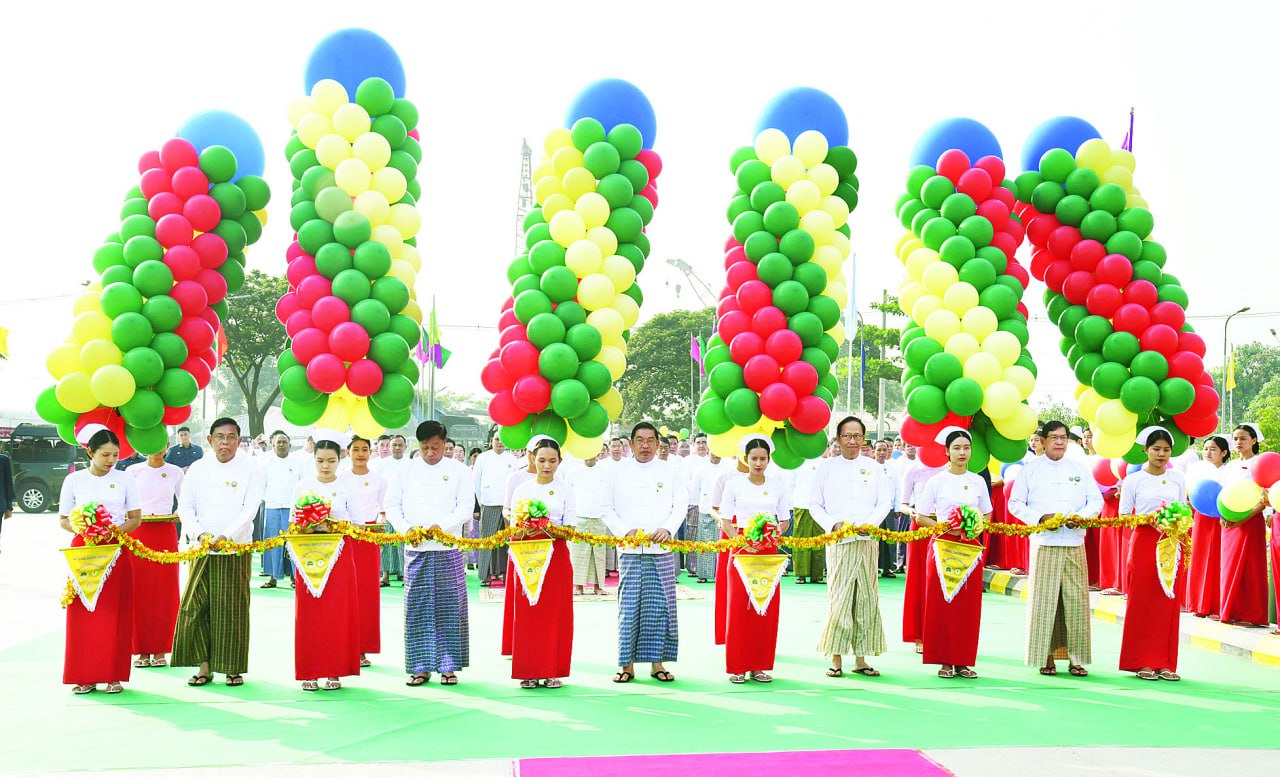 ပြည်ထောင်စုသမ္မတမြန်မာနိုင်ငံတော် ယာယီသမ္မတ နိုင်ငံတော်လုံခြုံရေးနှင့်အေးချမ်းသာယာရေးကော်မရှင်ဥက္ကဋ္ဌ ဗိုလ်ချုပ်မှူးကြီး မင်းအောင်လှိုင် အမျိုးသားကင်ဆာကုသရေးဗဟိုဌာန (National Cancer Center – NCC) ဖွင့်ပွဲအခမ်းအနားသို့ တက်ရောက်ချီးမြှင့်